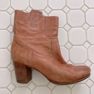 Frye Women’s Carson mid heel short boots